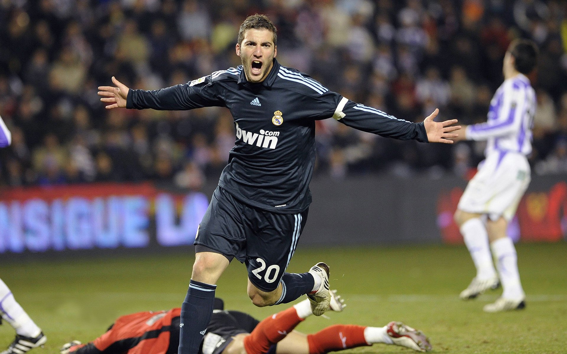 赛道与绿茵的交汇,格纳布里在F1揭幕战之夜的非凡表演