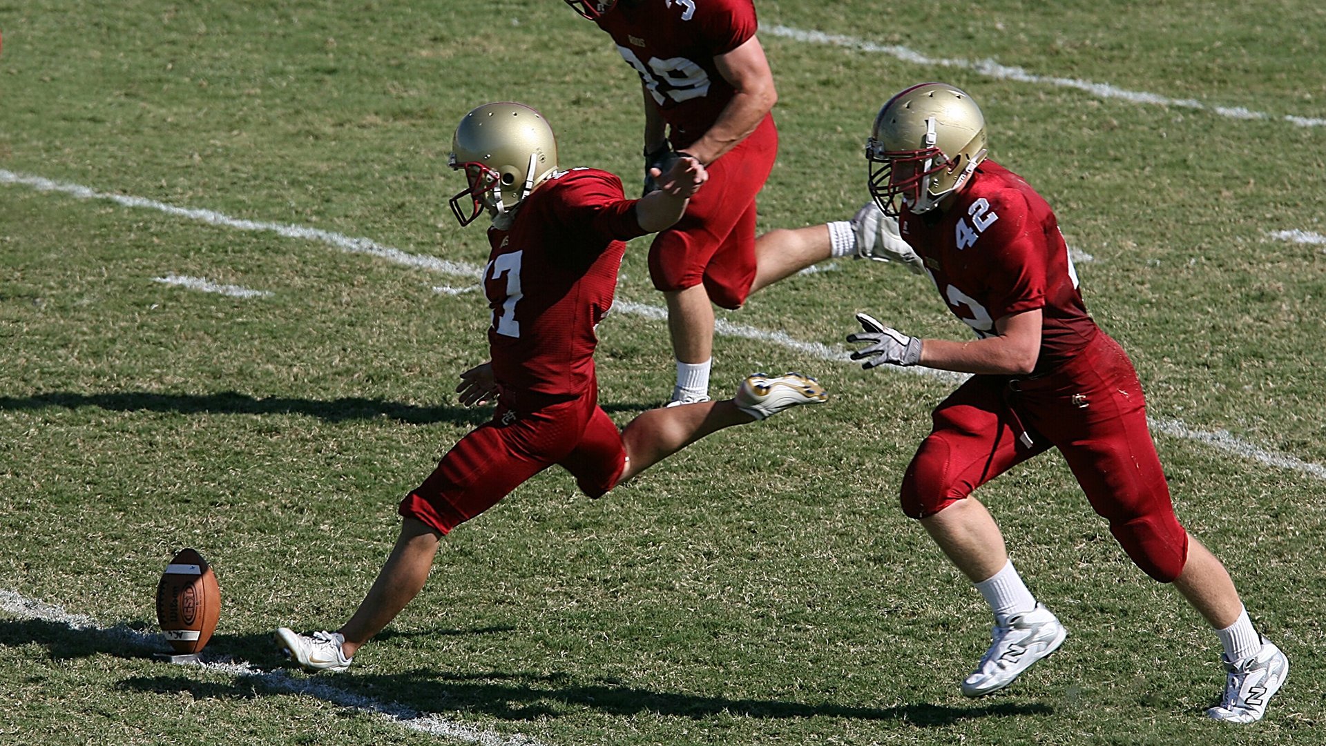 赛道风云，雷诺车队横扫阿斯顿马丁，拉塞尔状态火热改写竞争格局